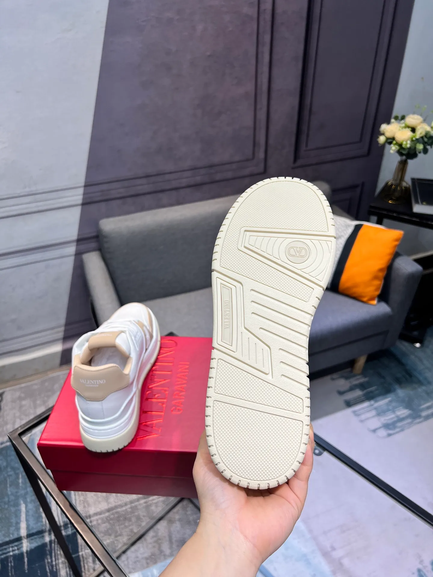 Men's Men's Shoes 💰660 Valentino 2023 early autumn new star shoes are now online! Wang Hedi and Ren Jialun have been worn by many celebrities. Who can refuse the same couple shoes as Wang Hedi! The design of Stars Stab My Heart is cool and spicy. The material of the shoes is cowhide, and every color is beautiful! Size 35-40, men’s size 39-44 (women’s 41, men’s 38, 45🉑️customized)